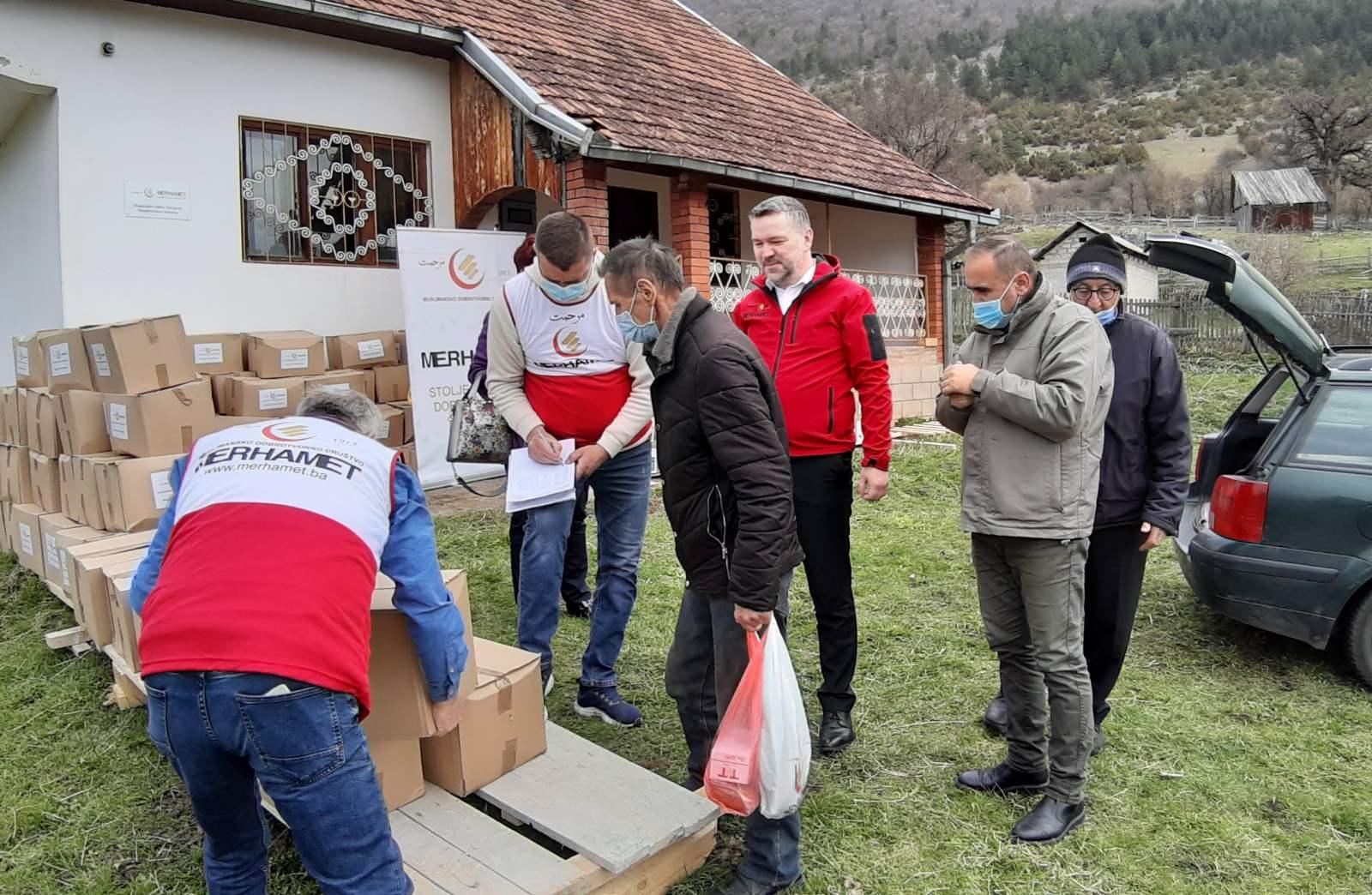 "Merhamet" otvorio povjereništvo za općinu Sokolac i podijelio pakete, hurme i somune