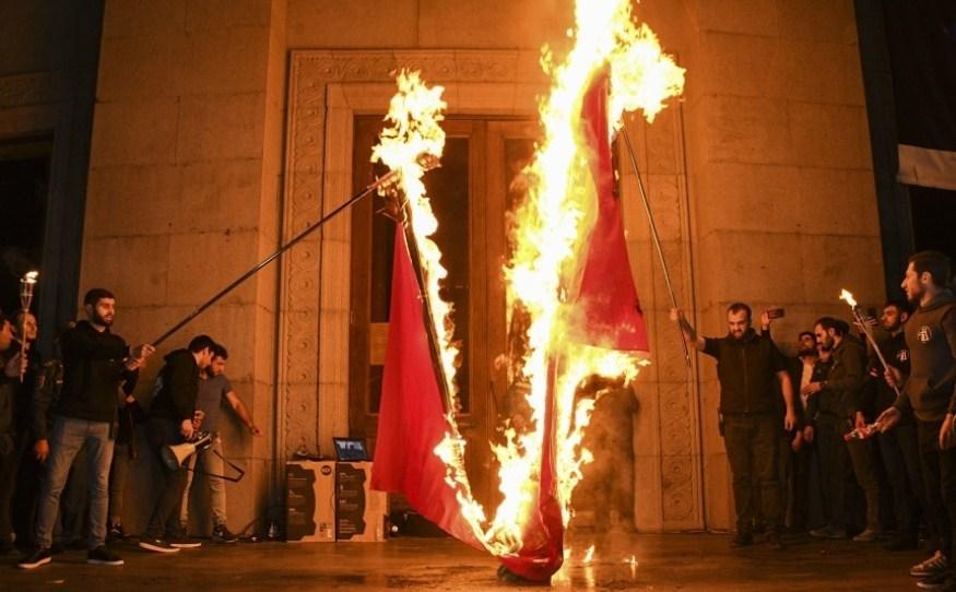 Armenci obilježili godišnjicu stradanja, nosili baklje i palili turske zastave