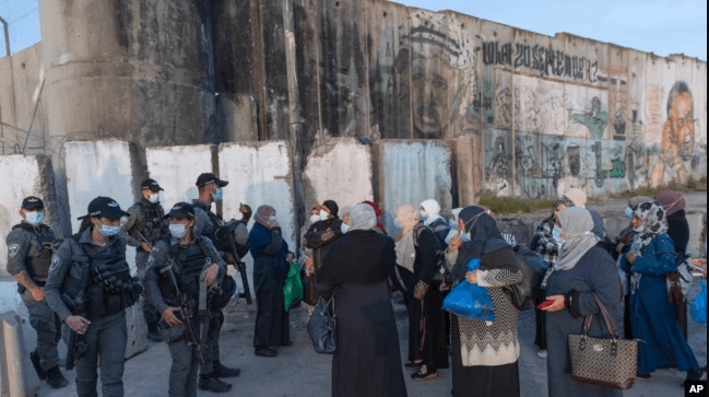 Palestinske žene čekaju da prijeđu kontrolni punkt - Avaz