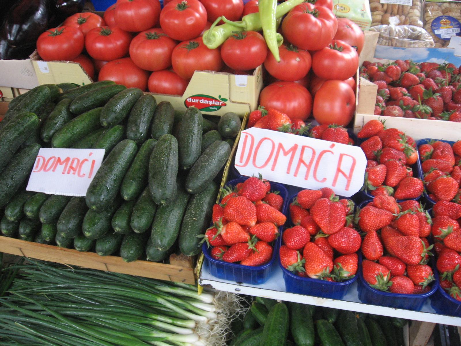 Na tezge su stigli salata, mladi luk, špinat, rani krastavci - Avaz