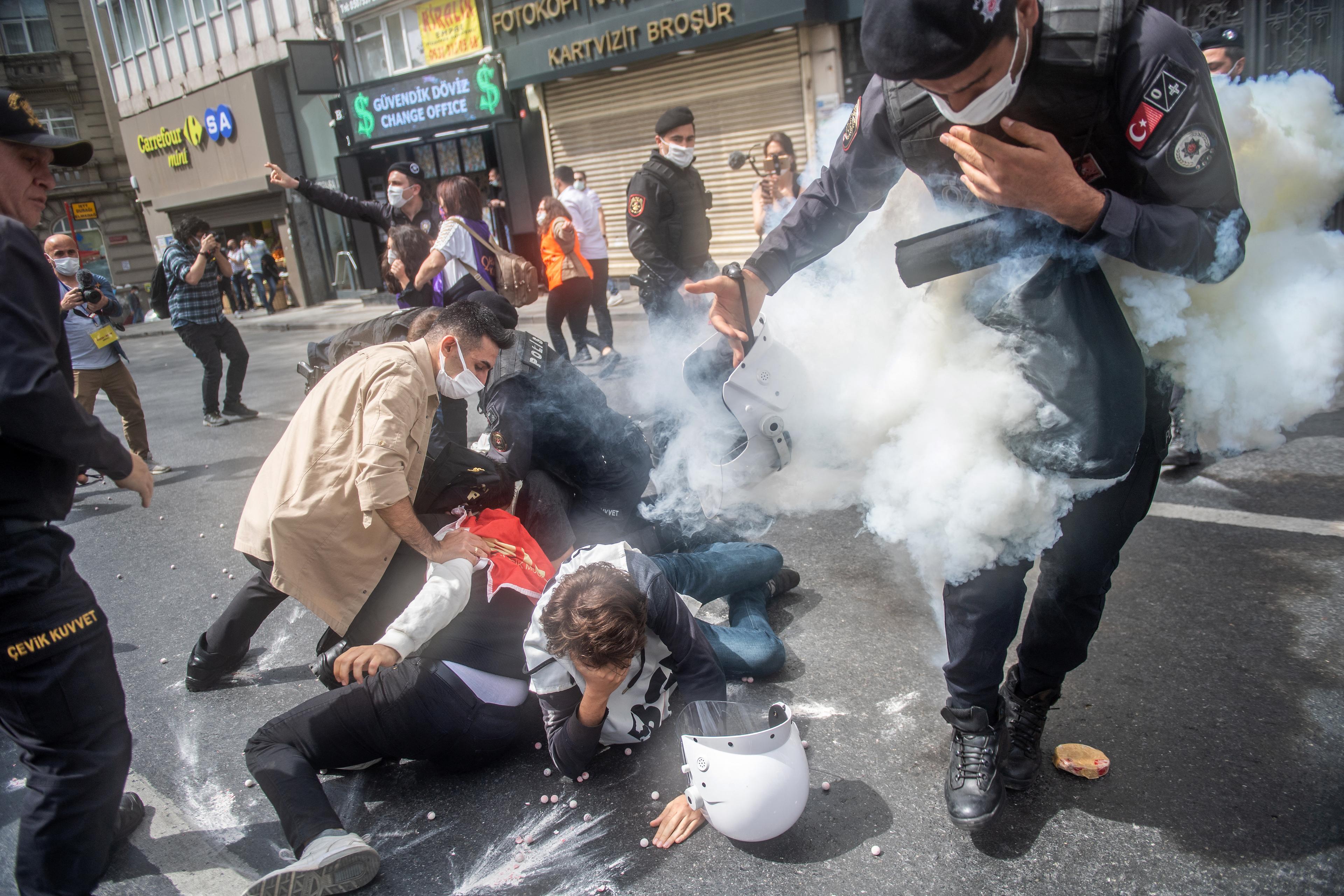 Protesti u Istanbulu, policija bacala ljude na zemlju tokom policijskog sata