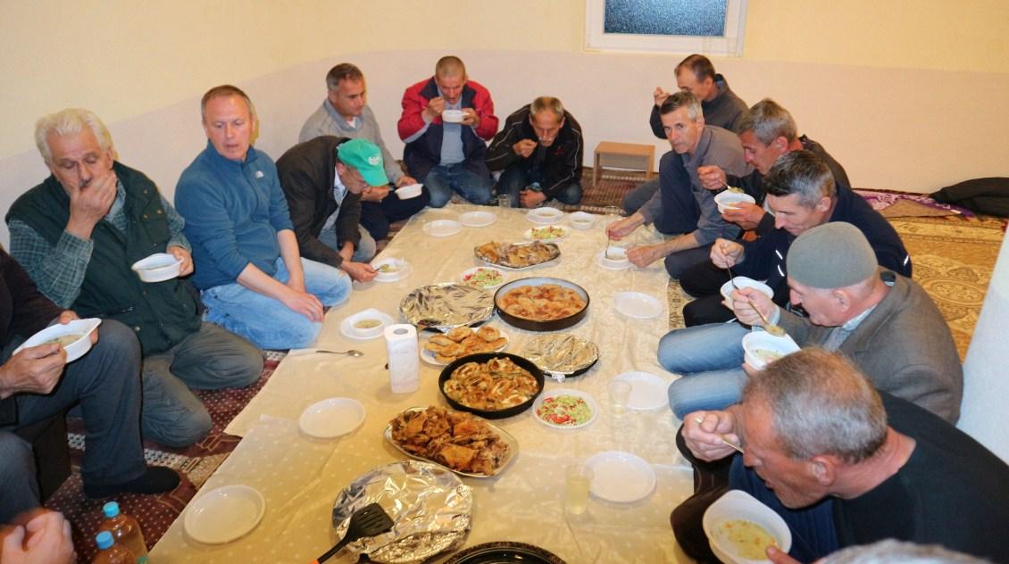 Mještani zajedno iftarili - Avaz