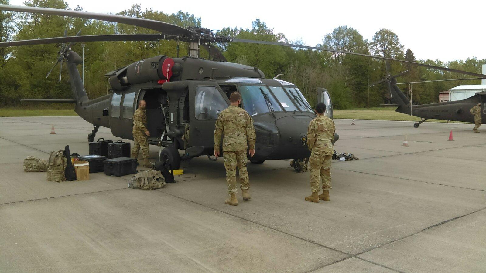 Na tuzlanski aerodrom sletjeli prvi američki vojni helikopteri