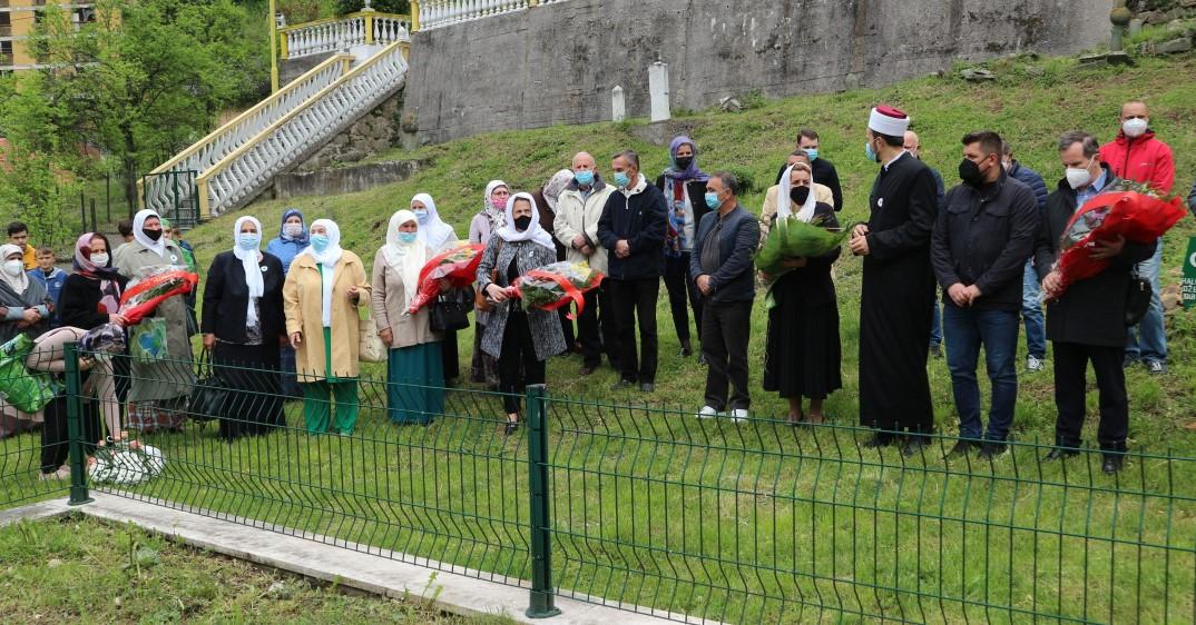 Polaganje cvijeća u haremu Bijele džamije - Avaz