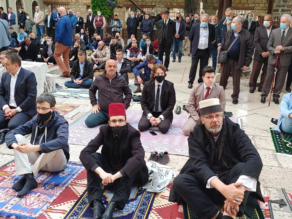 Vjernici se okupljaju da klanjaju bajram-namaz - Avaz