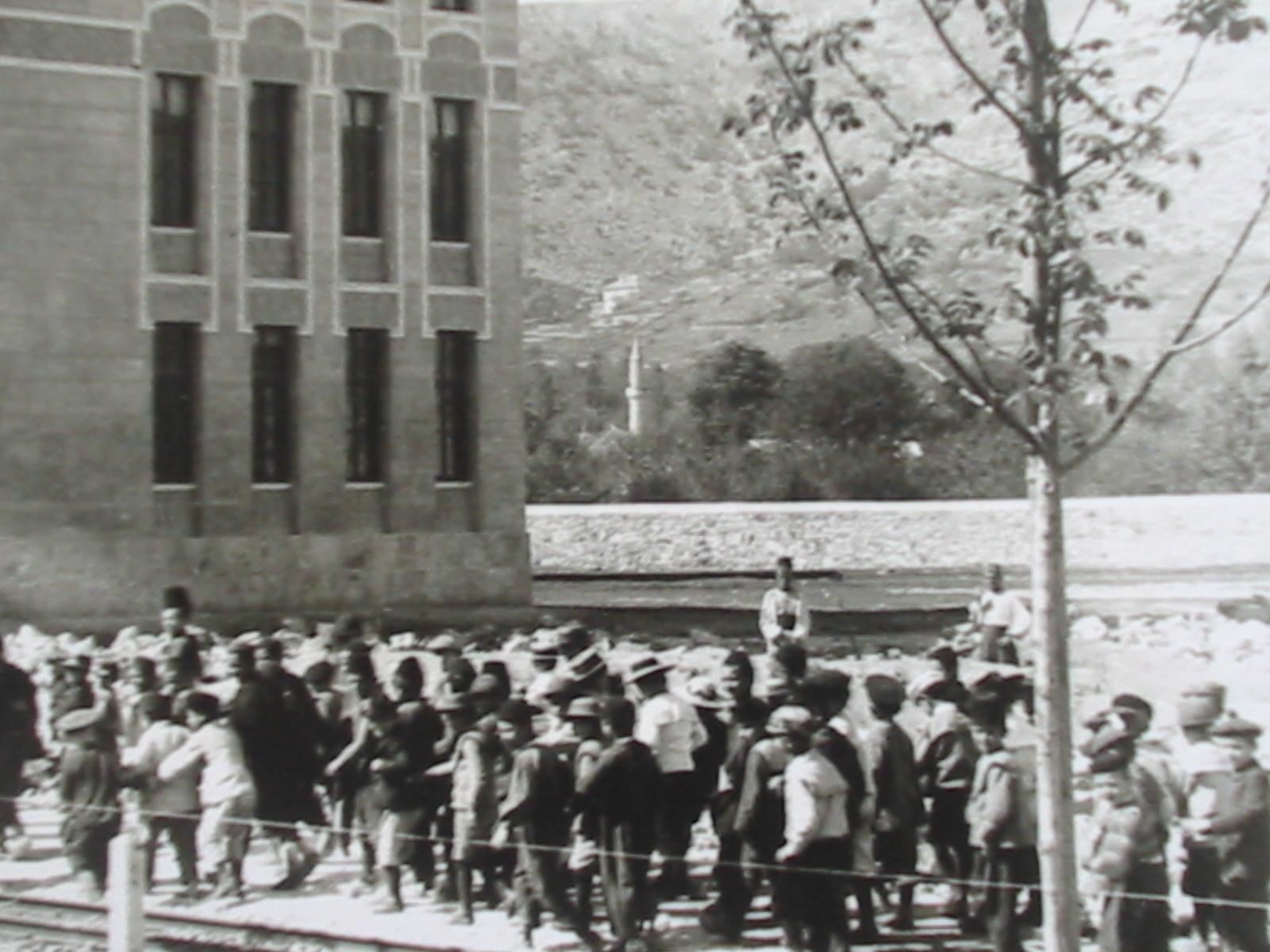 Na fotografiji iz 1920. godine vidi se munara džamije - Avaz