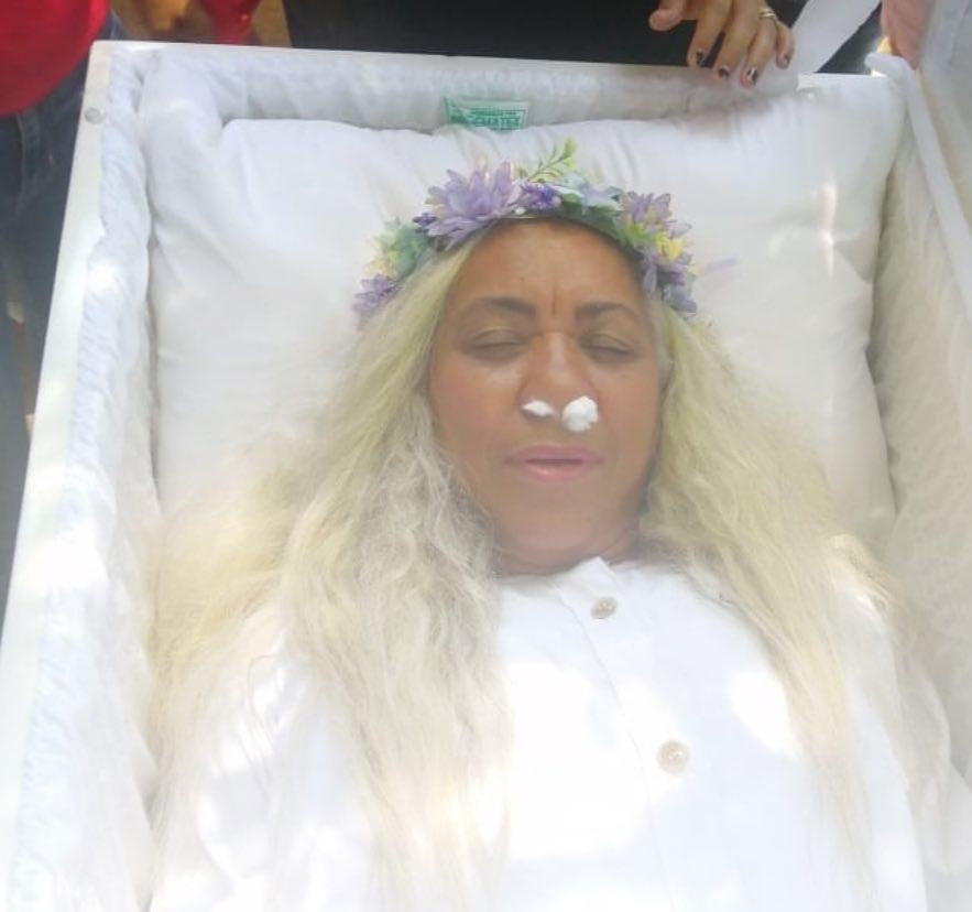Organizovala probu sahrane, natjerala najbliže da plaču za njom dok leži u kovčegu