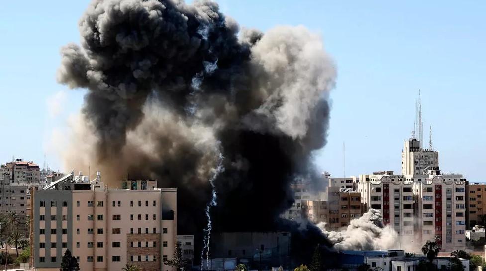 A thick column of smoke rises from the Jala Tower after it was hit in an Israeli air strike that destroyed the 13-floor building housing international media outlets in Gaza City - Avaz