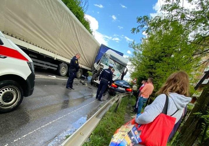 Jedna osoba povrijeđena u sudaru dva kamiona i automobila u Tuzli