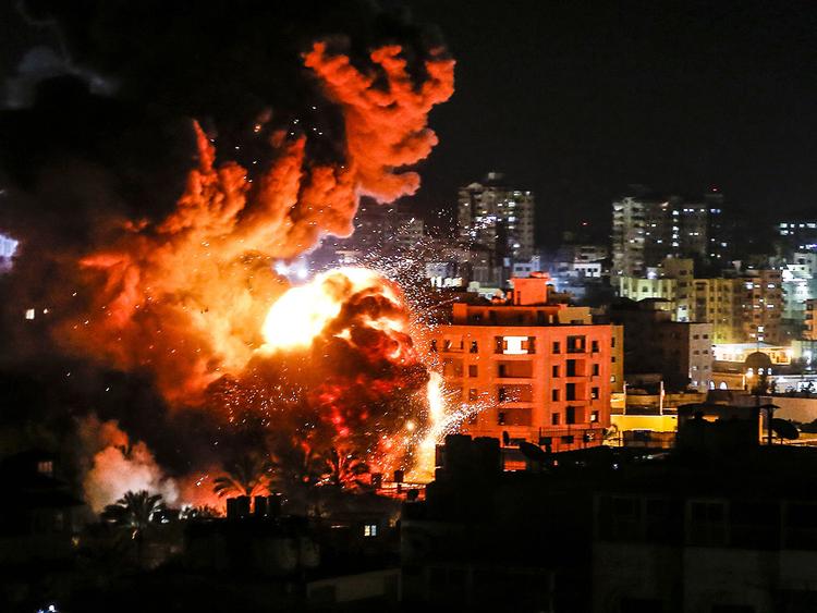 Fire and smoke billow above buildings in Gaza City during Israeli strikes - Avaz