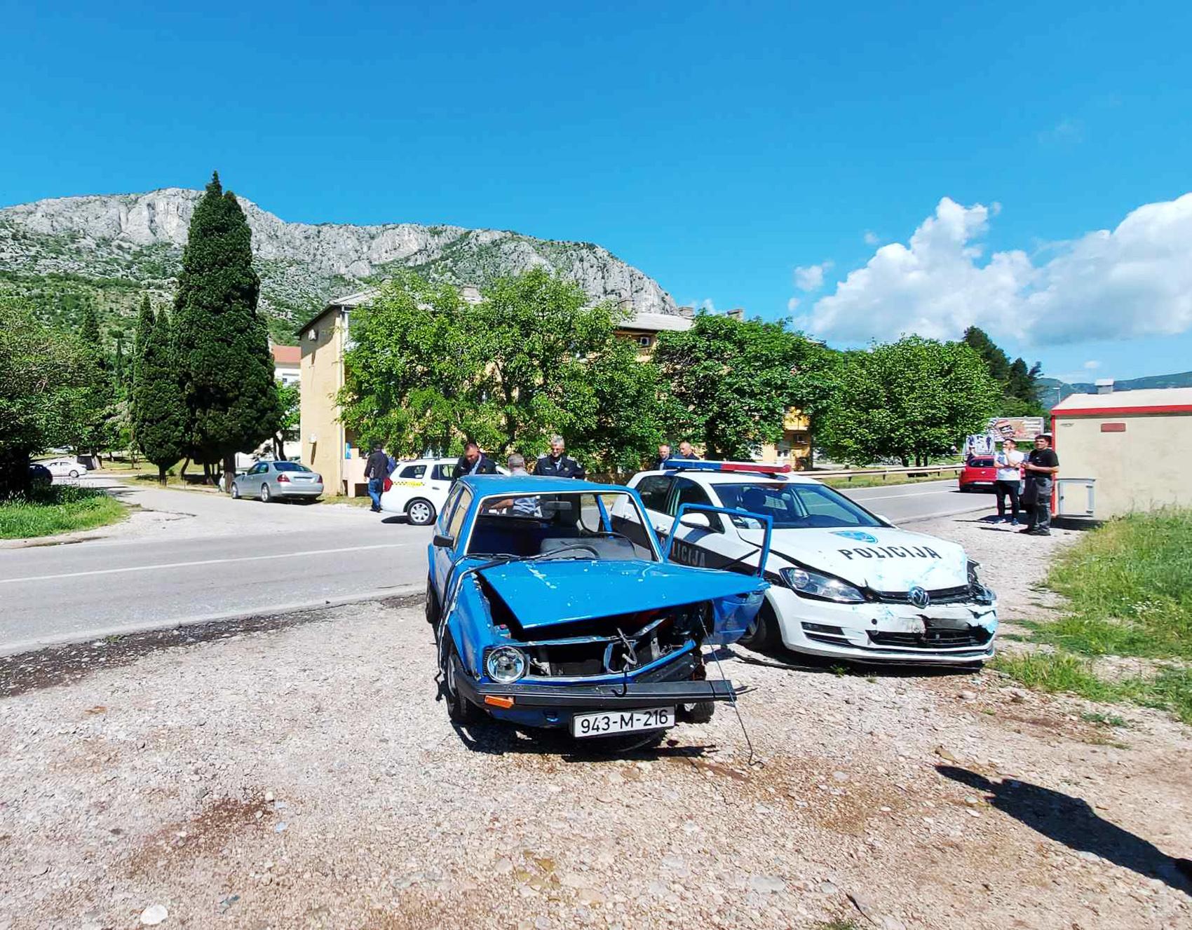 U sudaru u Mostaru učestvovalo policijsko vozilo, povrijeđene tri osobe