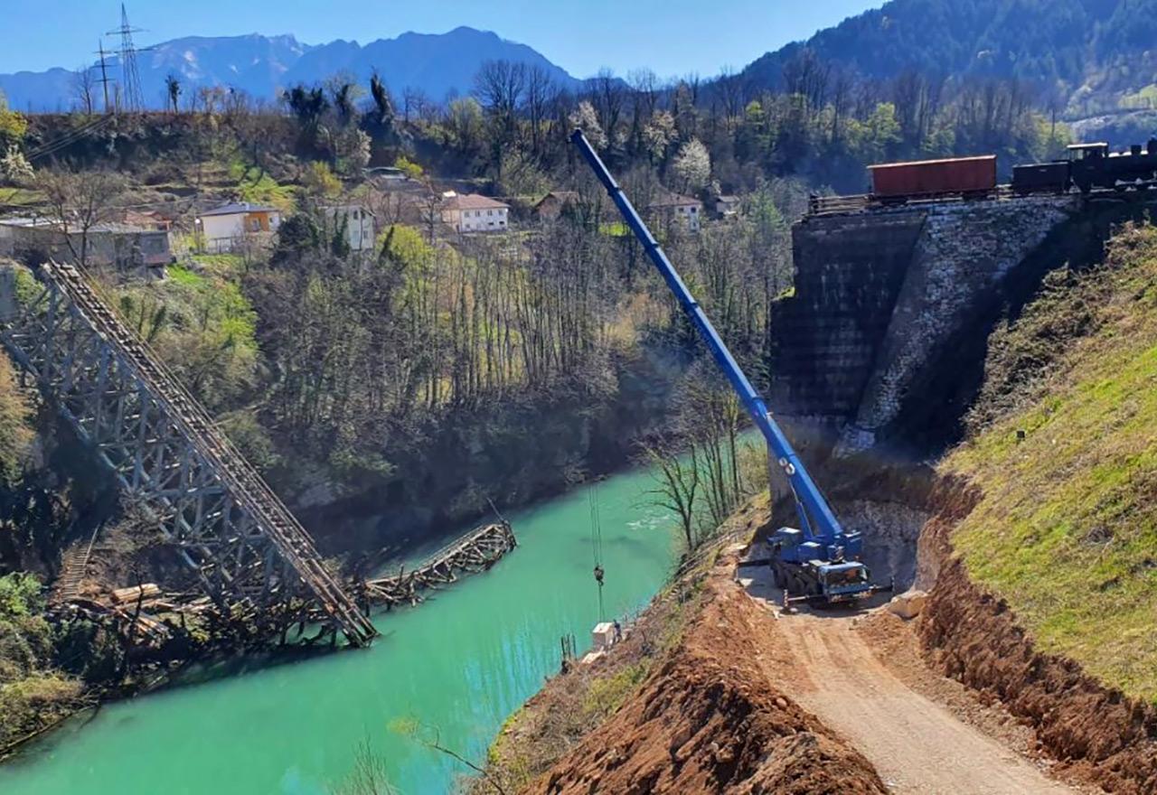 Radnici angažirani na rekonstrukciji čuvenog mosta "Bitke za ranjenike" vidjeli da je muškarac upao u rijeku - Avaz