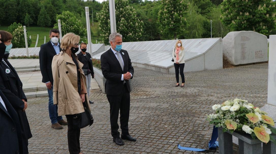 Satler nakon odavanja počasti žrtvama genocida, otvorio Arhiv te razgovarao s lokalnim zvaničnicima - Avaz