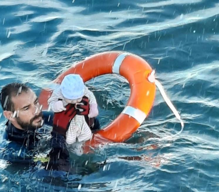 Potresna priča iza fotografije koja je obišla svijet: Beba je bila ledena, nisam znao da li je živa