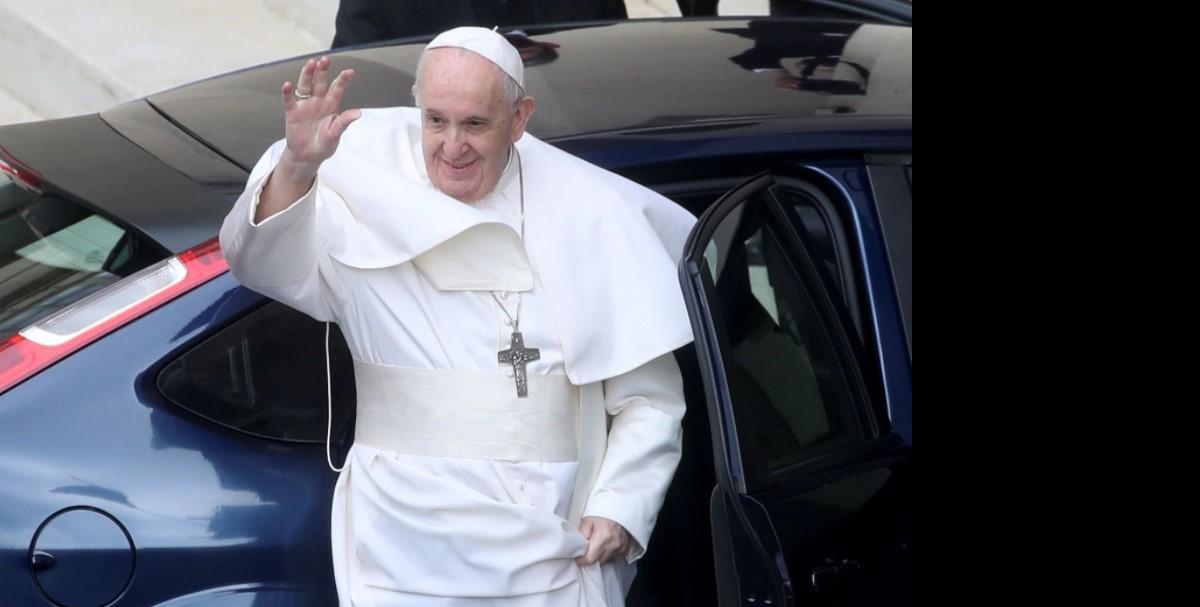 Pope Francis waves before leaving after the weekly general audience, in San Damaso courtyard, at the Vatican, May 19, 2021. - Avaz