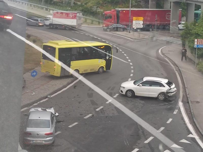 Sudar na kružnom toku na Stupu, dvoje lakše povrijeđeno