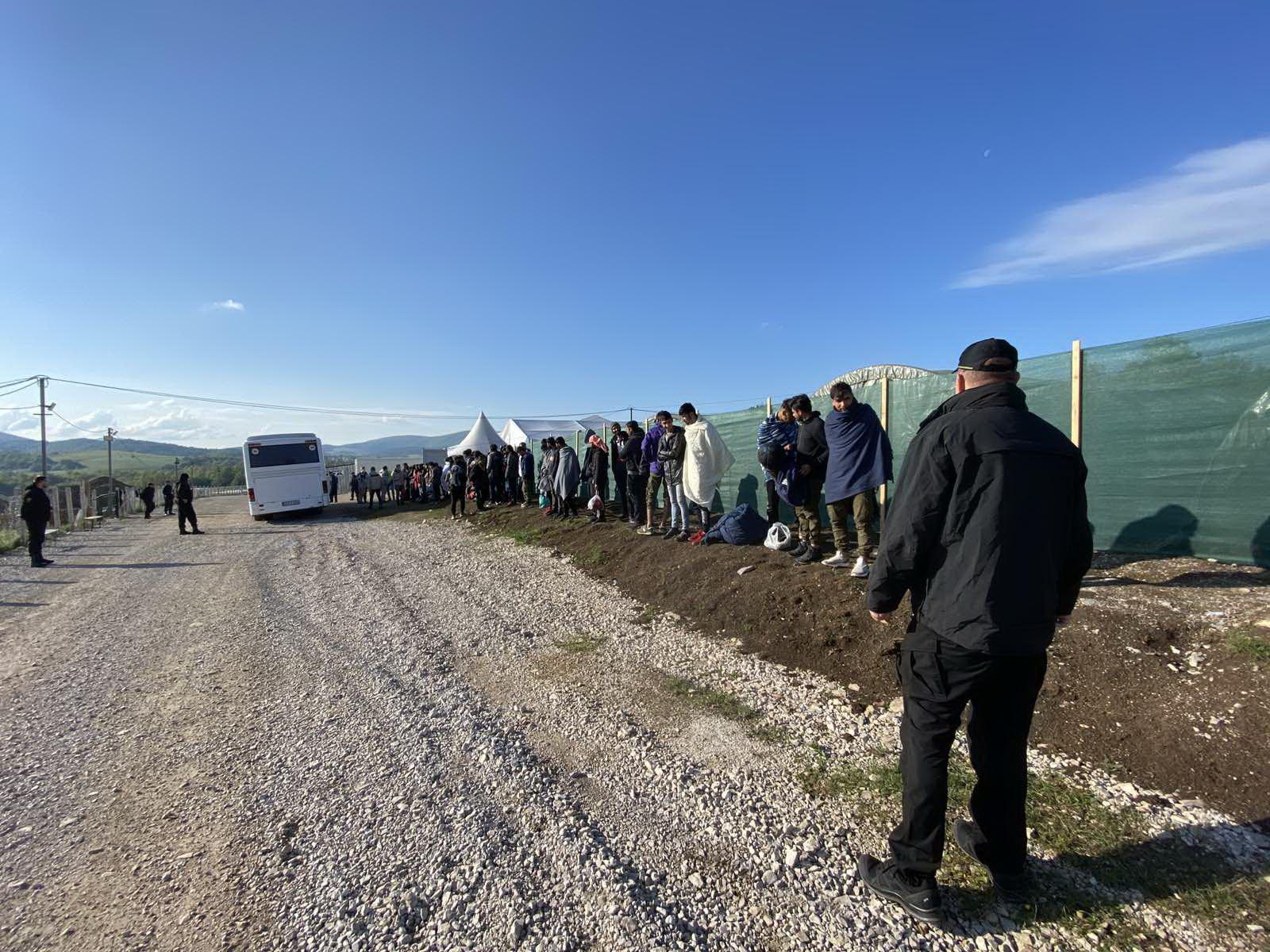 U premještanu migranata pomagali i policajci - Avaz