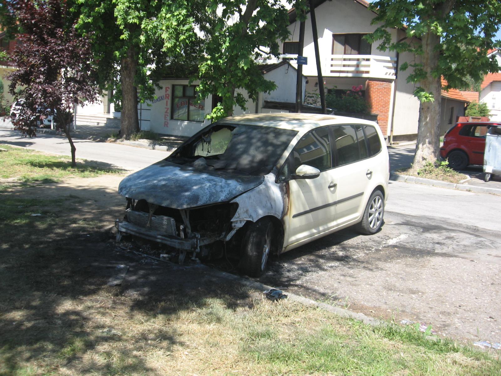 Vatrogasci ugasili požar na vozilu - Avaz