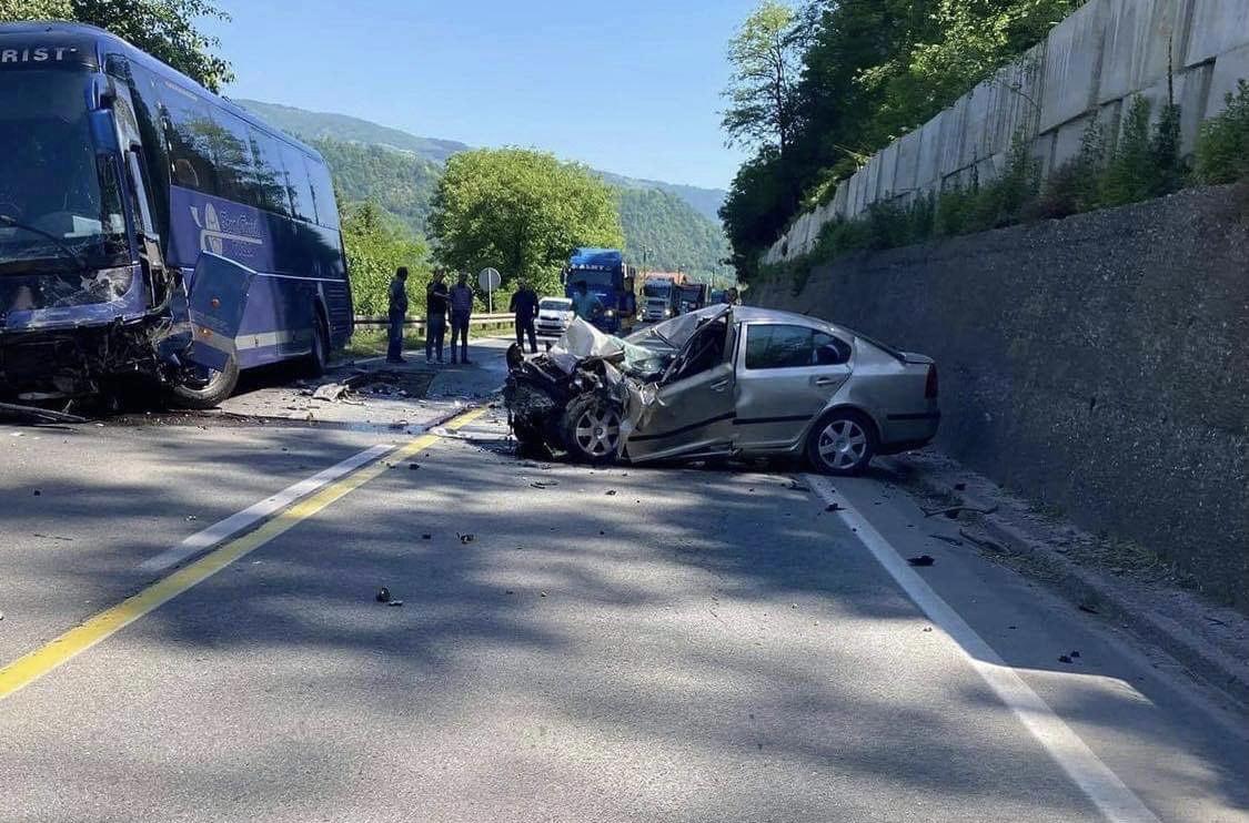 Tragedija u Nemili: U stravičnom sudaru autobusa i putničkog vozila poginula jedna osoba