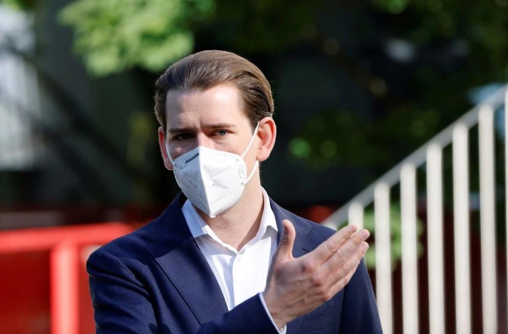 Austria's Chancellor Sebastian Kurz, wearing a protective face mask, talks to journalists during his visit to a public school, as the spread of the coronavirus disease (COVID-19) continues, in Vienna, Austria, June 2, 2021. - Avaz