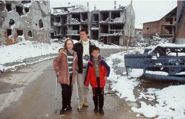 Šumaher tokom posjete Sarajevu, s njim u društvu je i Vatreš - Avaz