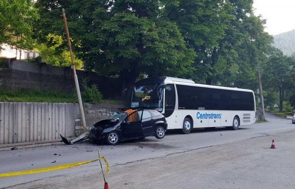 Stravična nesreća u Varešu: Poginuo vozač Forda u sudaru sa autobusom