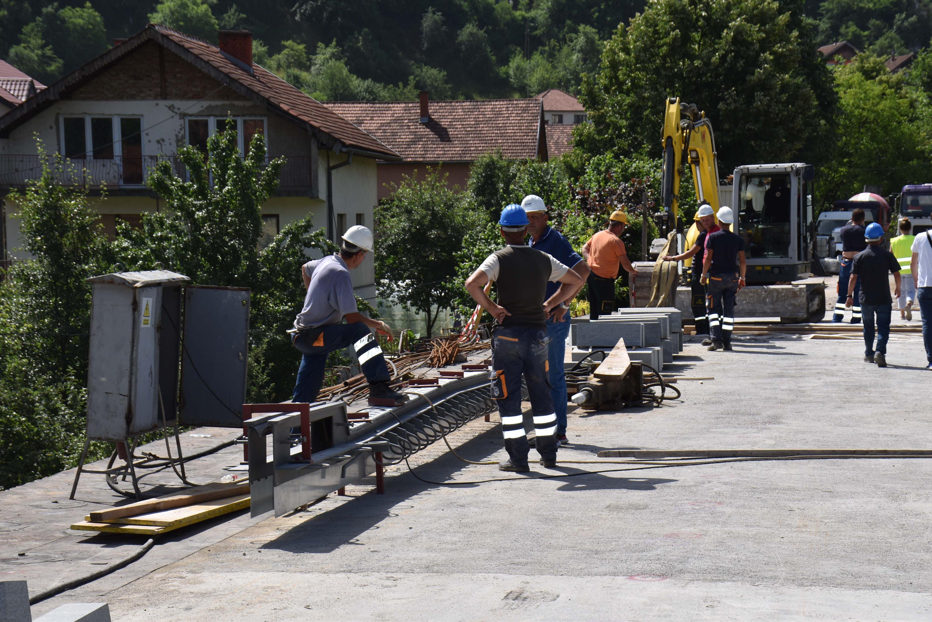 Obnova Mosta žrtava genocida u Srebrenici pri kraju: Radnici ŽGP-a rade u teškim uvjetima, ali bez zastoja