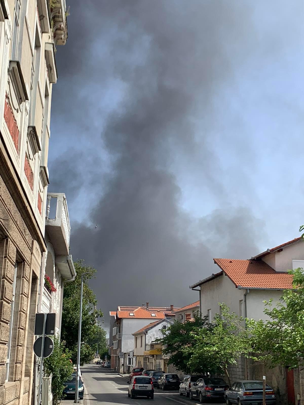 Gusti dim nad Mostarom, vatra zahvatila vodovodne cijevi kod pumpne stanice u Rodoču