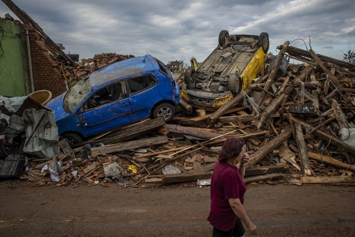 Iz Češke stižu fotografije užasa: Predsjednik Zeman na mjesta koja je poharao tornado uputio vojsku