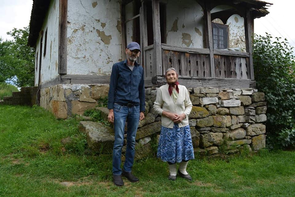 Mara sa sinom ispred trošne kuće - Avaz