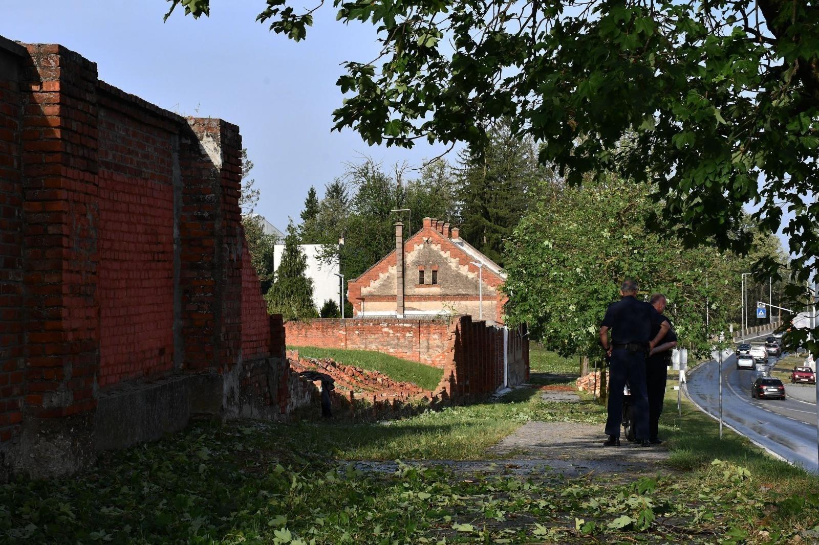 Nevrijeme srušilo dio debelog zatvorskog zida - Avaz