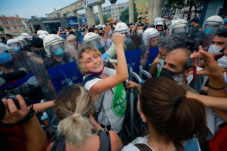 Policija suzavcem rastjeruje učesnike zabranjene gej parade u Istanbulu