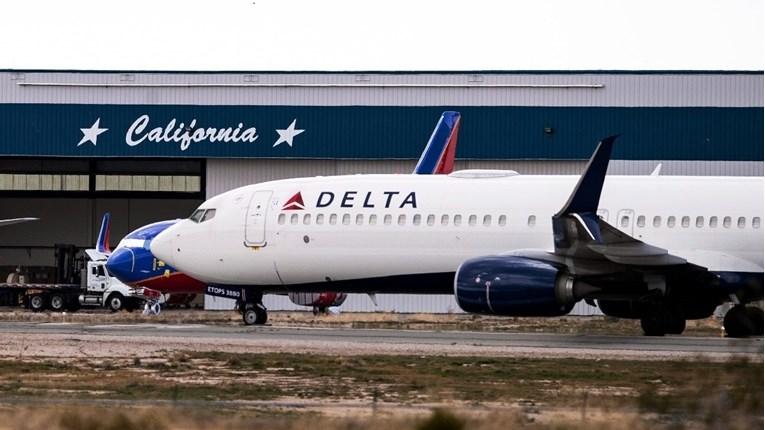 Na aerodromu u Los Anđelesu putnik iskočio iz aviona u pokretu