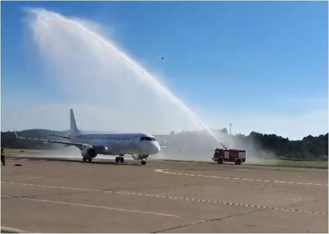 Vodeni topovi dočekali avion iz „Air Montenegro“ - Avaz