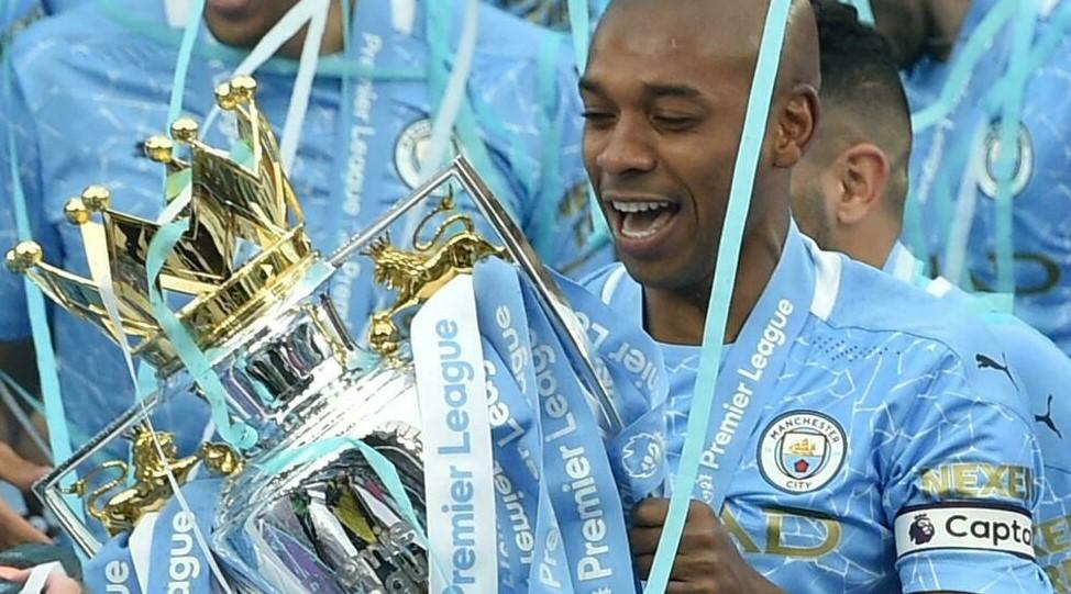 Fernandinho signs Man City contract extension