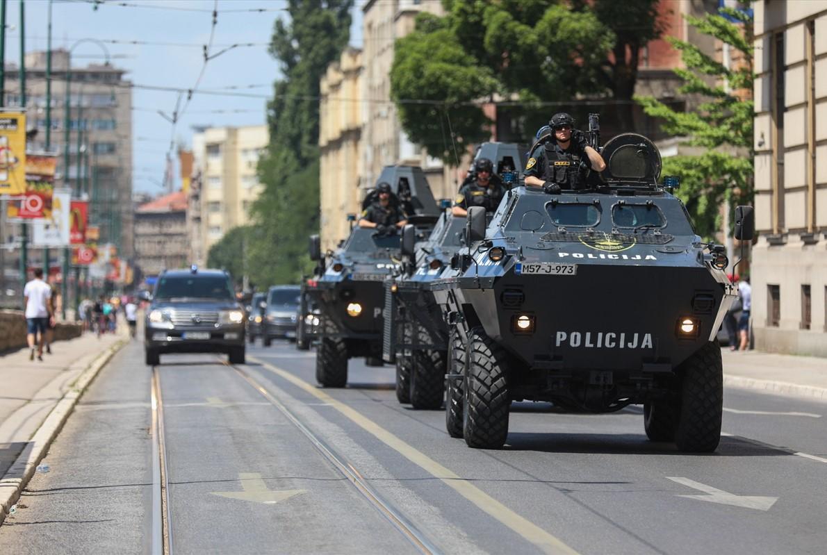 Sarajevo nadlijetao i helikopter FUP-a, u defileu ulicama oklopna vozila, kvadovi, motocikli...