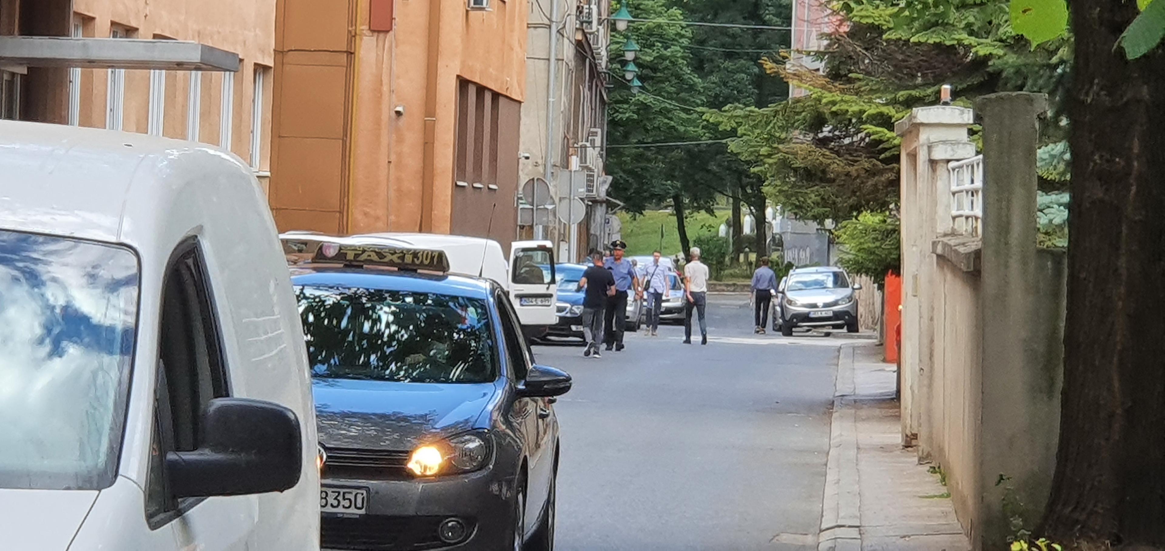 Police in front of the ISA building - Avaz