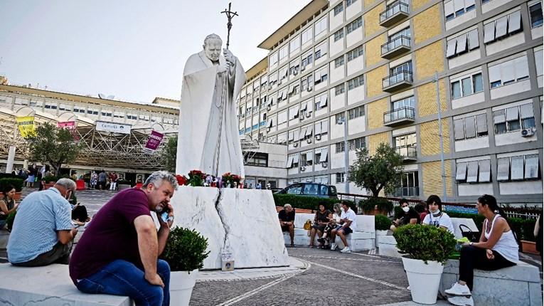 Papu dirnule brojne poruke s dobrim željama i molitve - Avaz