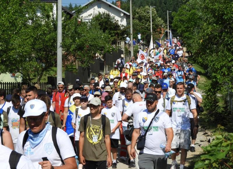 Više od 3.000 ljudi krenulo je iz Nezuka prema Potočarima - Avaz