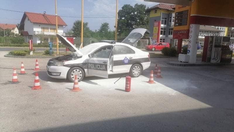 Na benzinskoj pumpi se zapalilo policijsko vozilo