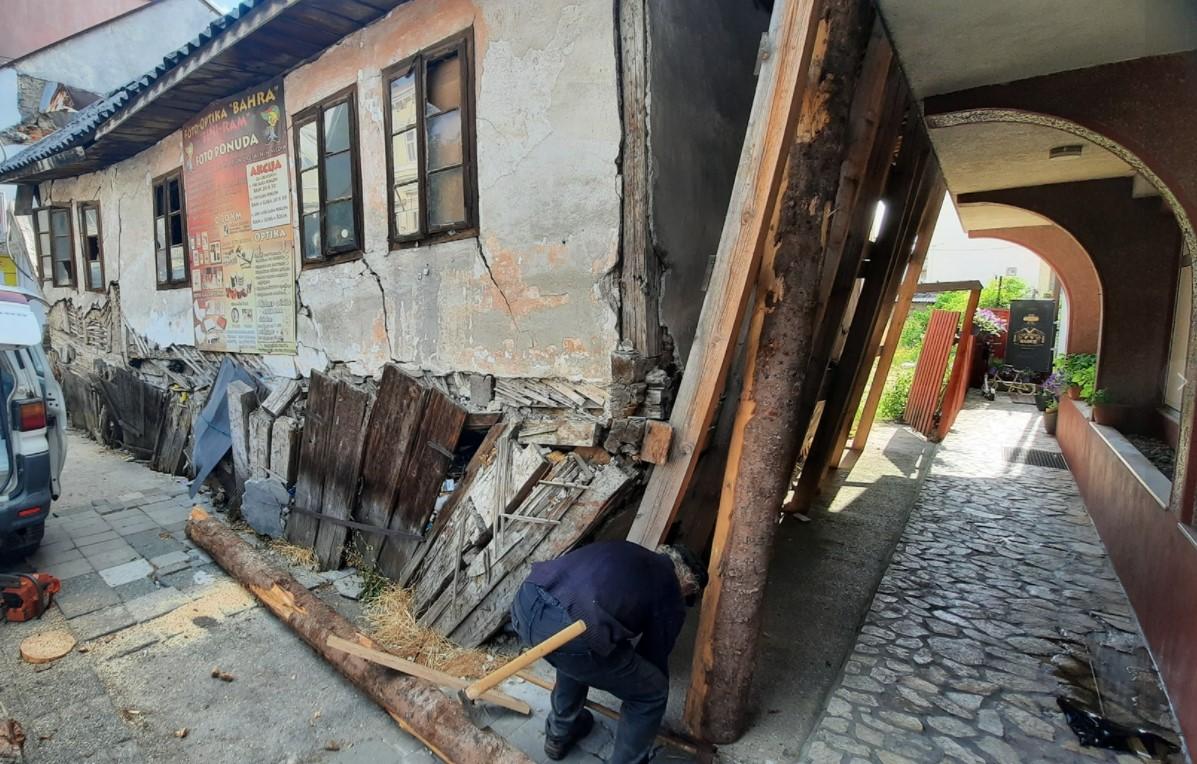 Vlasnik drugog objekta podupire kuću - Avaz