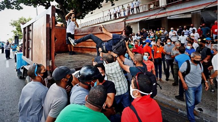 Hiljade demonstranata na ulici - Avaz