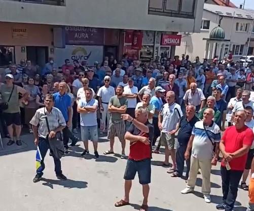 Stotine građana na protestima ispred Općine - Avaz