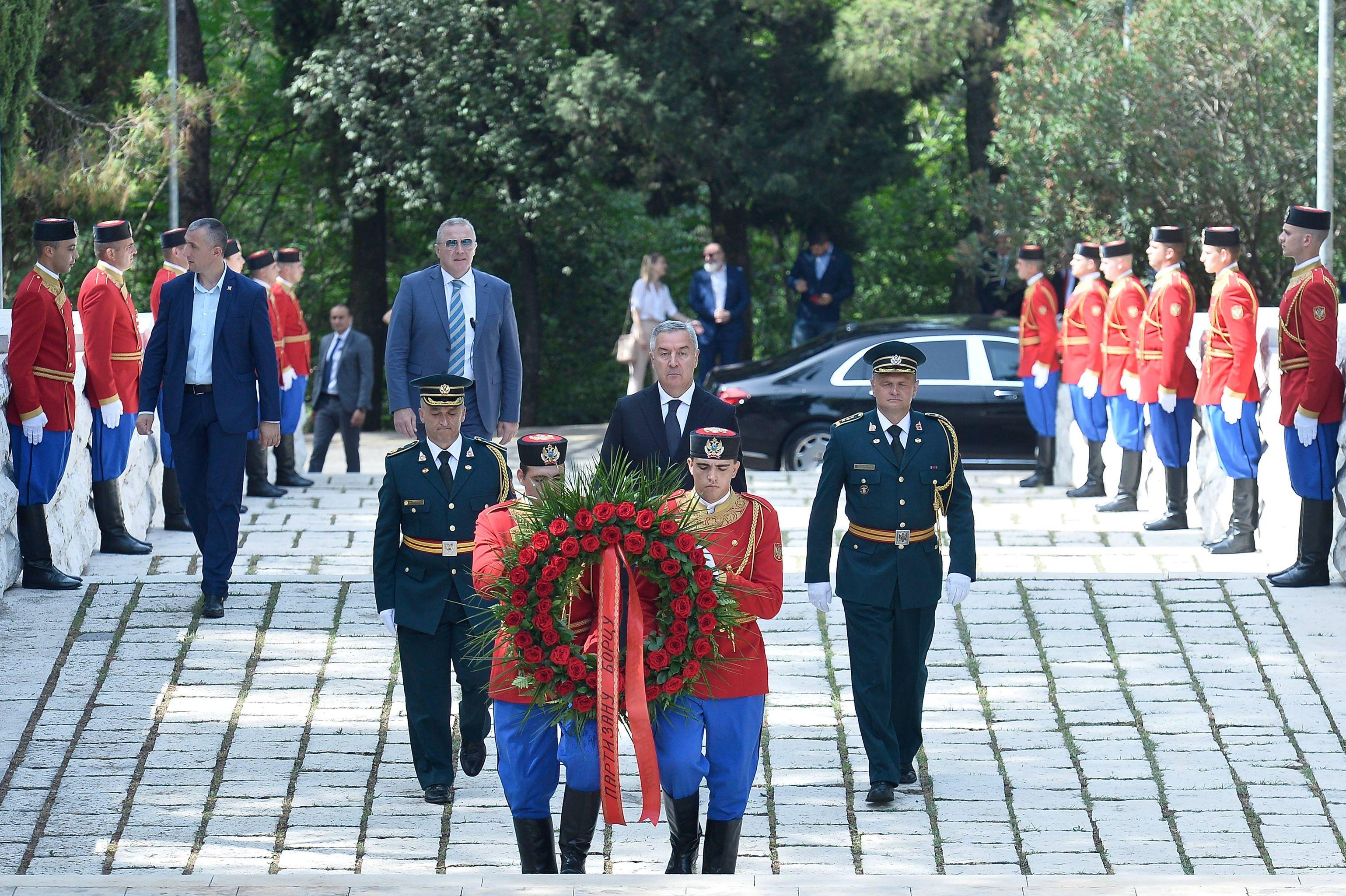 Đukanović položio vijenac na spomenik Partizanu borcu na Gorici