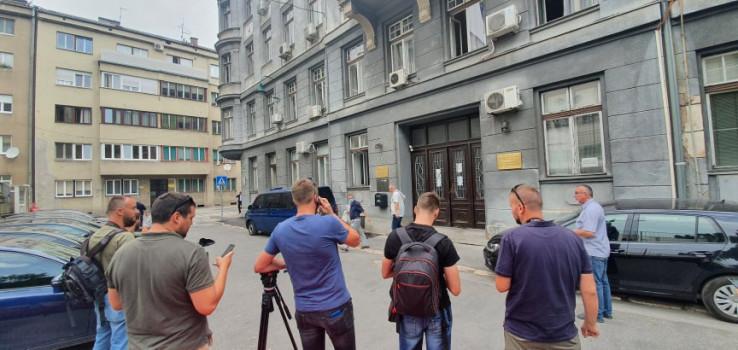 Numerous journalist are in front of the SC Ministry of the Interior - Avaz