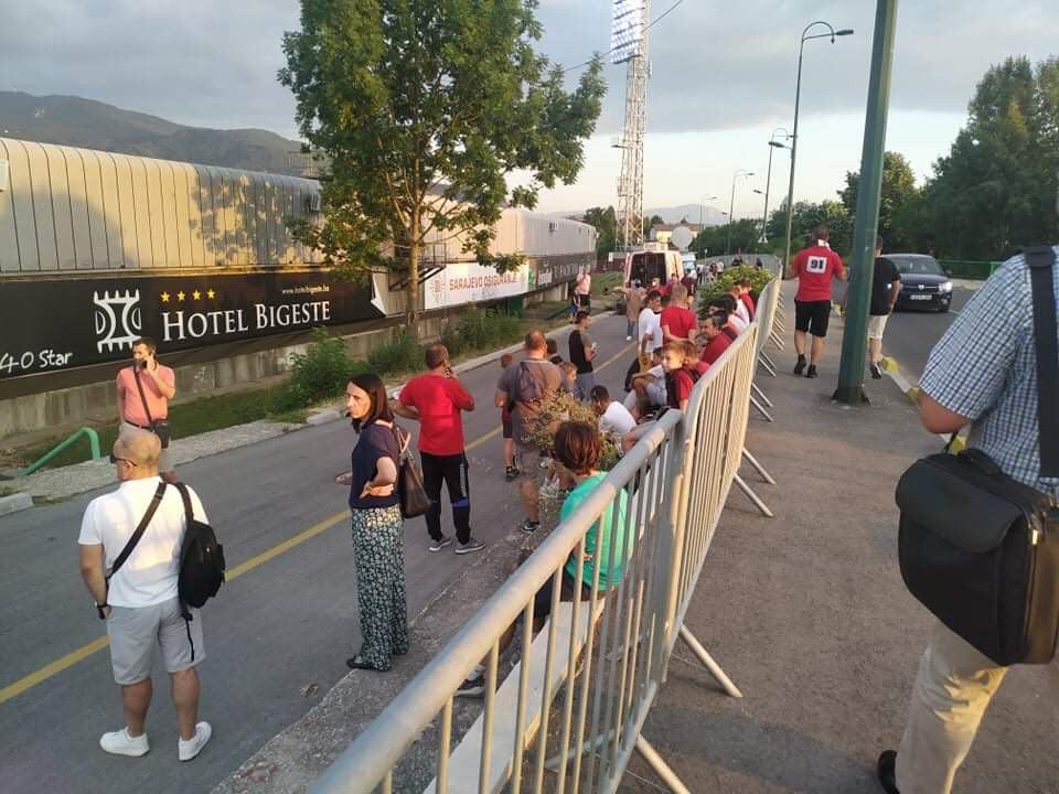 Navijači ispred stadiona - Avaz