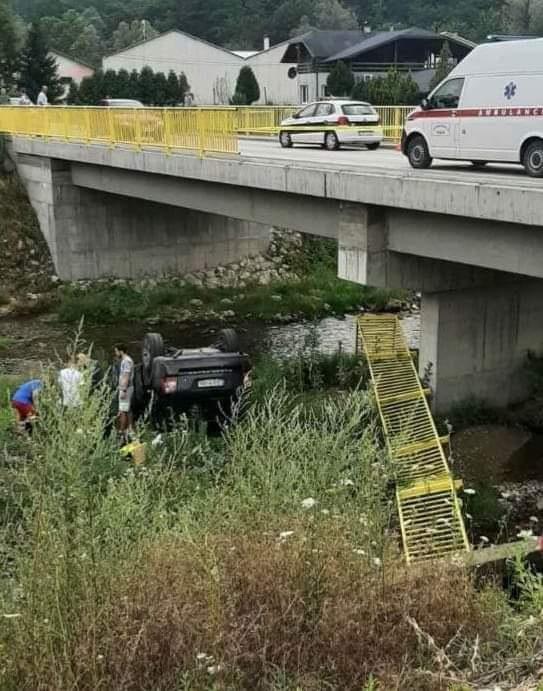 Automobil probio ogradu na mostu i sletio u korito rijeke