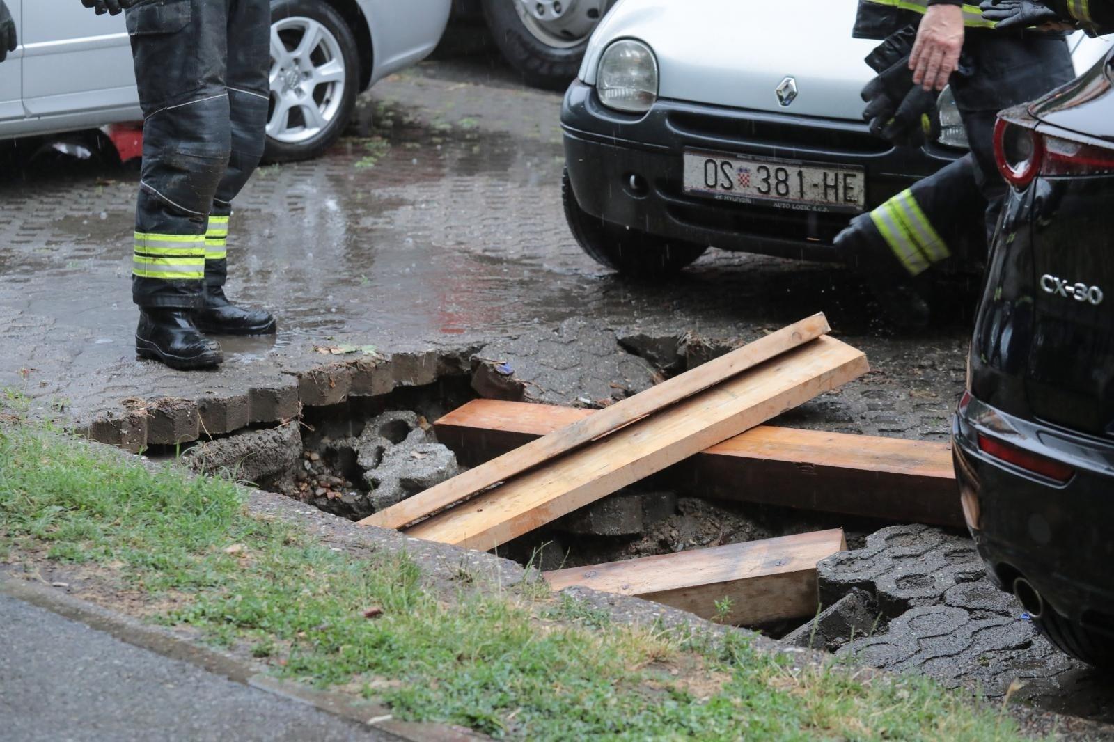 Osijek: Olujni vjetar odnio krov zgrade, saobraćaj u prekidu - Avaz