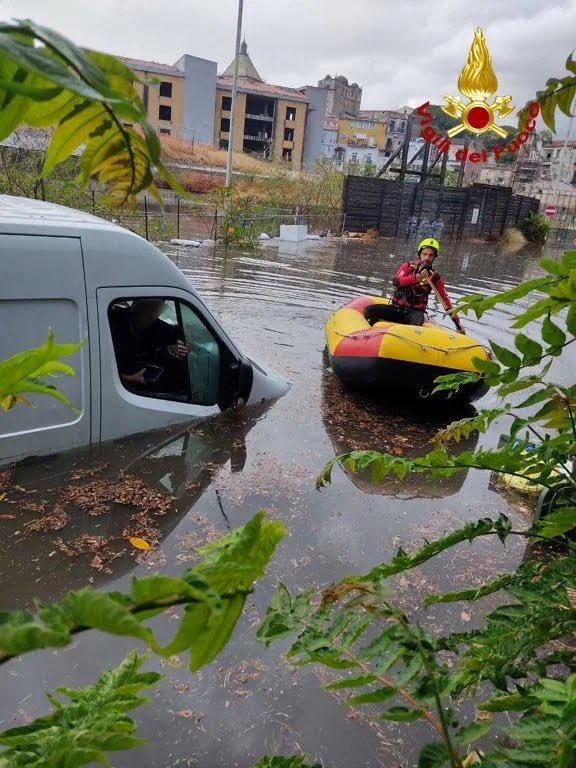 Palermo, Italija: Obilne kiše uzrokovale poplave i nabujale rijeke - Avaz