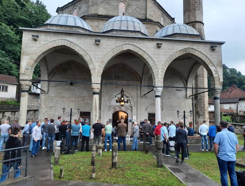 Vjernici klanjali bajram-namaz - Avaz